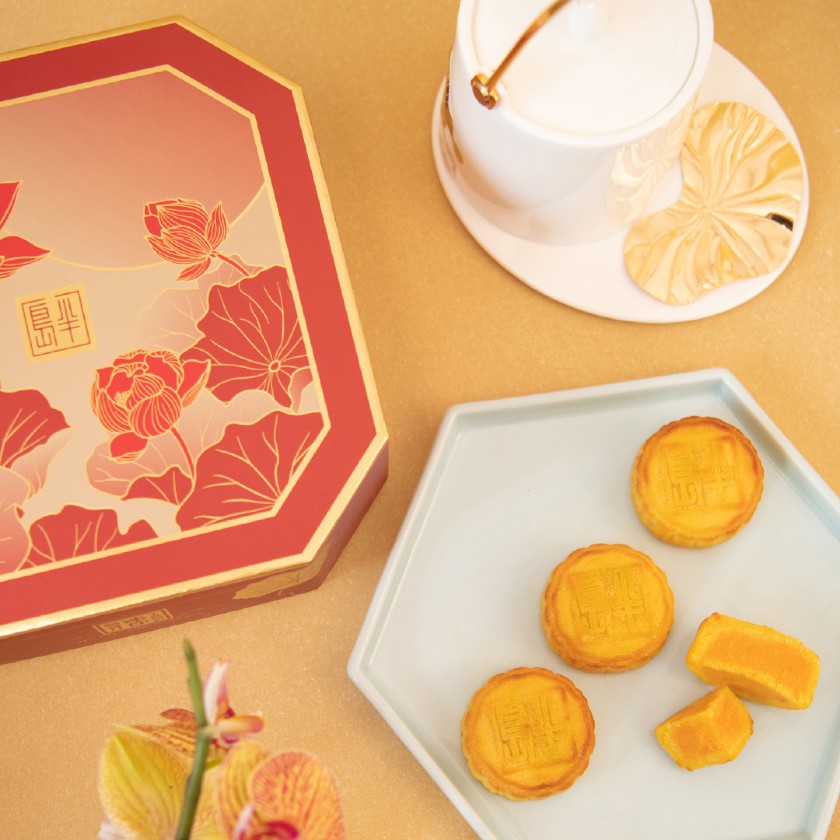 mylifestylenews: Ying Jee Club Presents Classic Mini Egg Custard Mooncakes