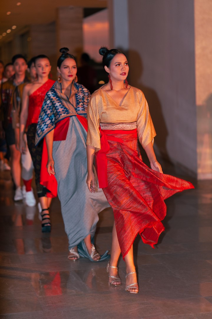 balinese ethnic fashion show renaissance uluwatu