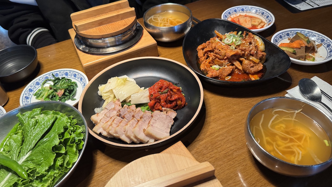 Singaporeans, Singaporeans Living in Seoul, Hong Kong &#038; Bangkok On Local Dishes They Miss