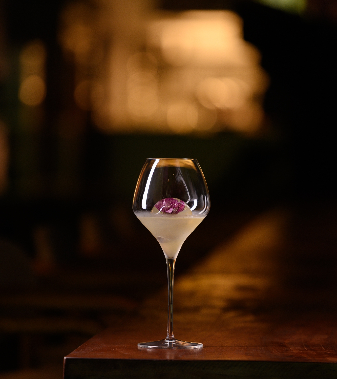 Omm Mixology, Ômm: Cocktail Alchemy Meets Artistic Experimentation