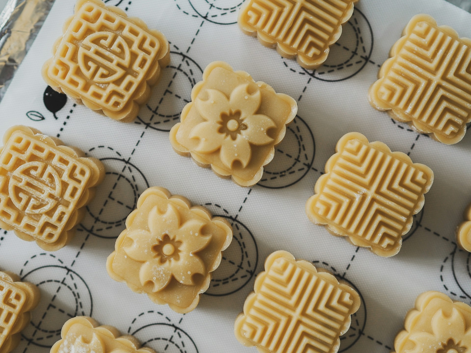 Asia Mooncakes, Under the Golden Moon &#8211; Asia Pacific’s Most Exquisite Mooncakes