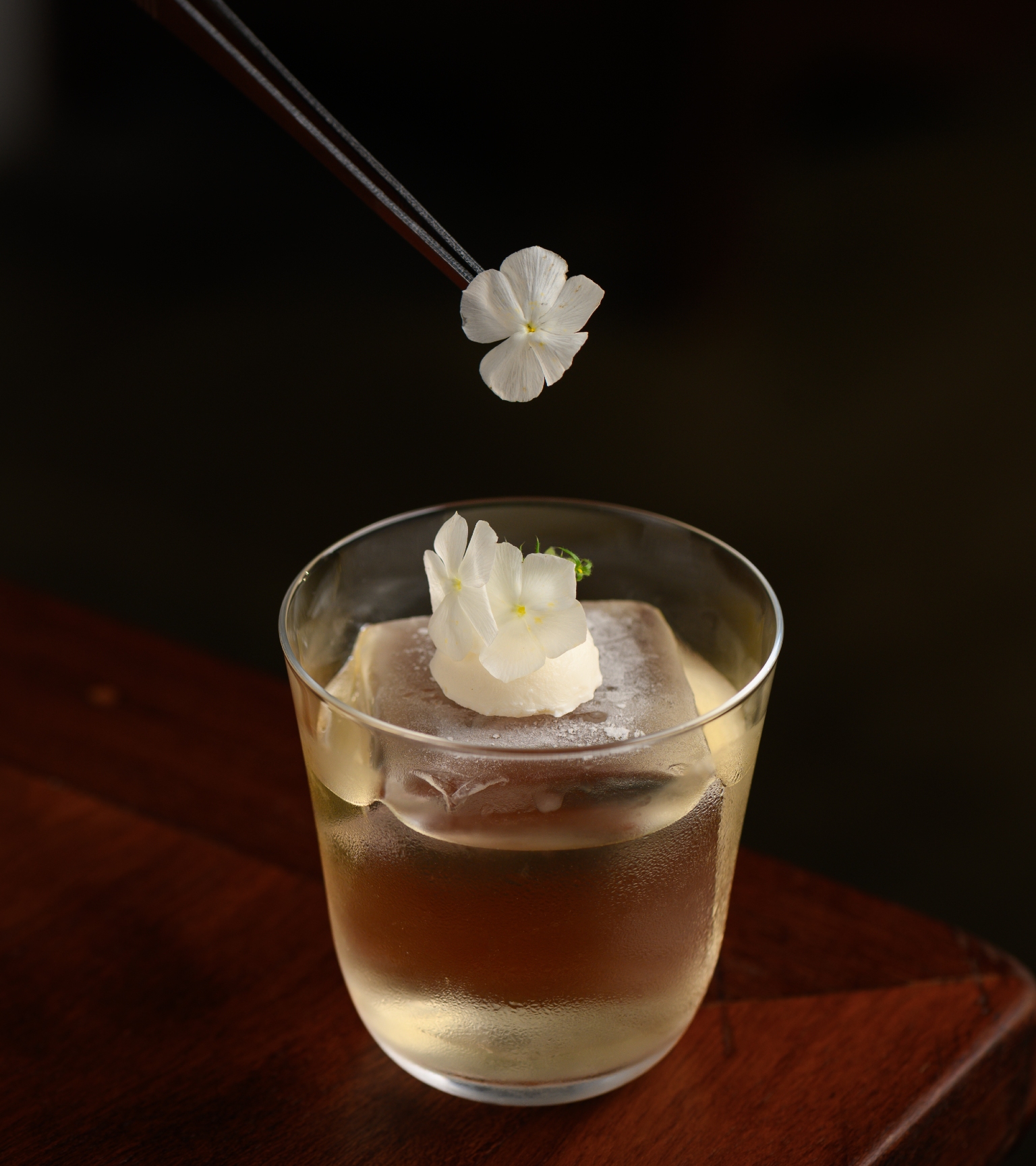 Omm Mixology, Ômm: Cocktail Alchemy Meets Artistic Experimentation