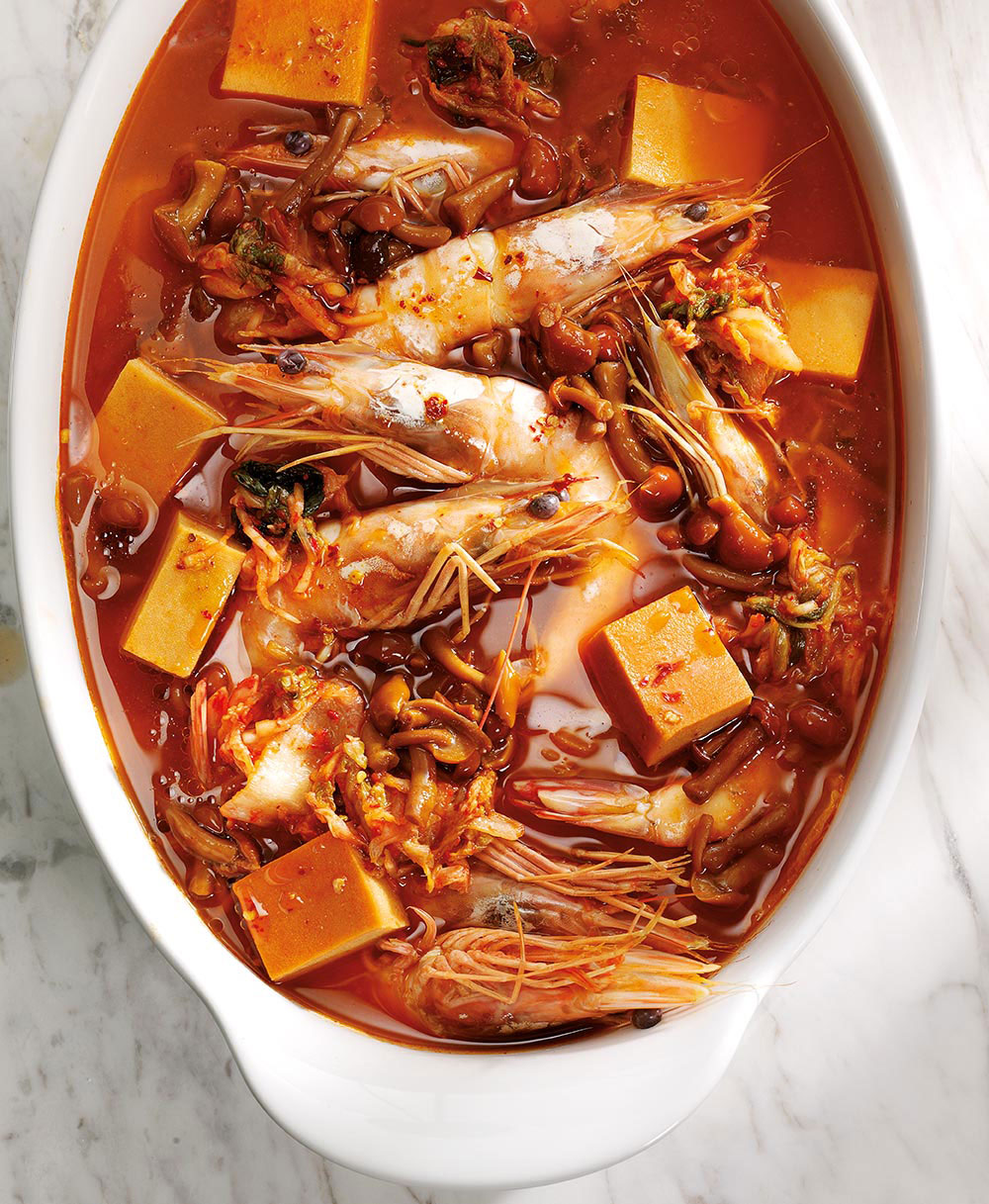 Spicy kimchi soup with grilled prawns, tofu & mushrooms.